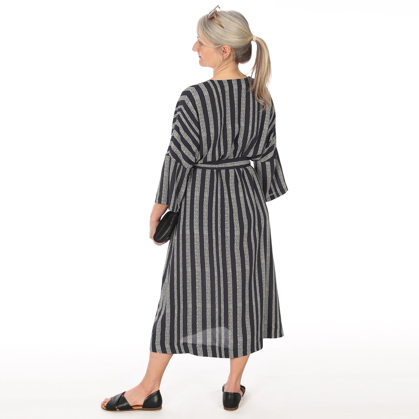 Kleid mit V-Ausschnitt FRAU IVA | Papierschnitt