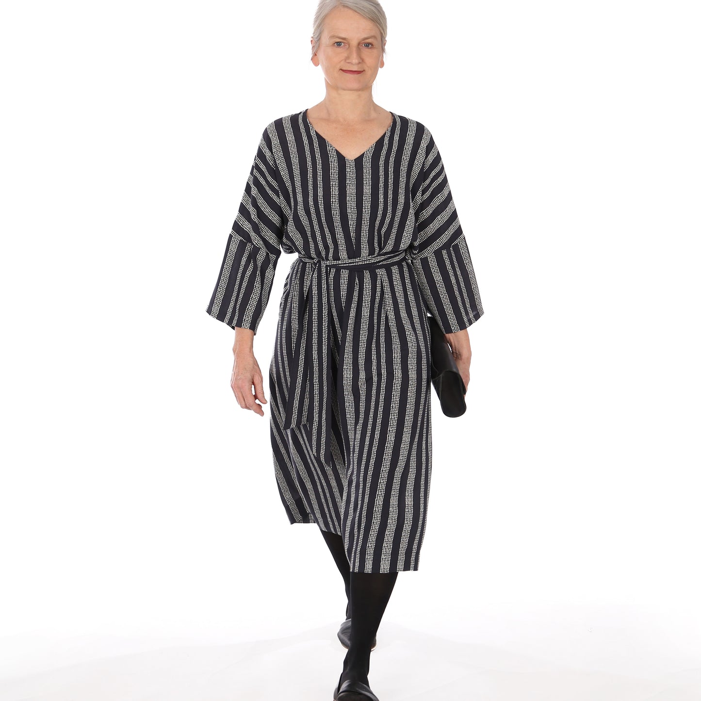 Kleid mit V-Ausschnitt FRAU IVA | Papierschnitt