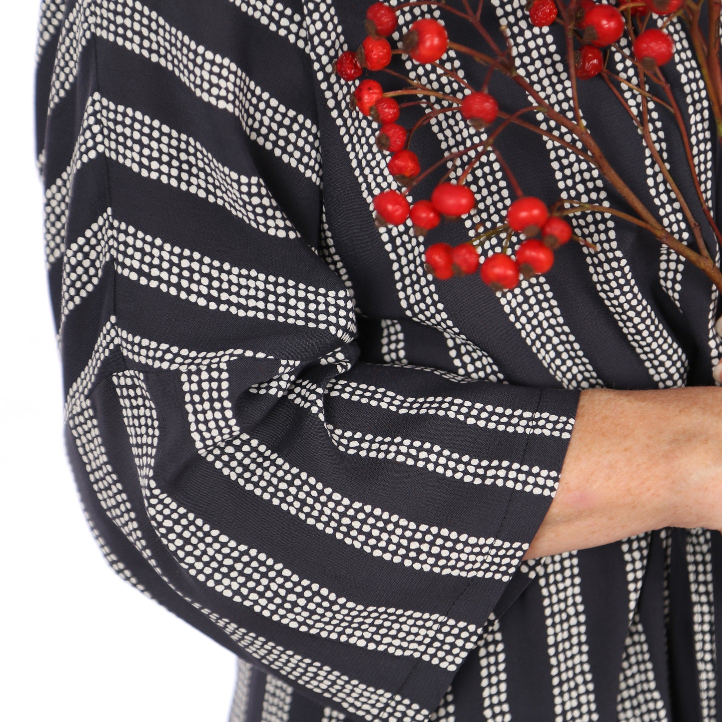 Kleid mit V-Ausschnitt FRAU IVA | Papierschnitt