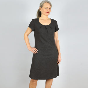 Kleid mit Falten am Ausschnitt, FRAU AMELAND, Papierschnitt