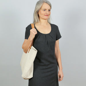 Kleid mit Falten am Ausschnitt, FRAU AMELAND, Papierschnitt