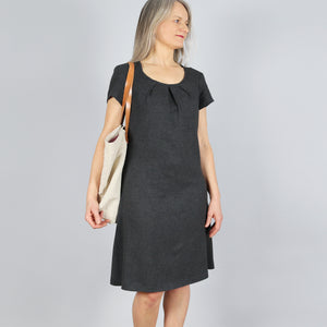 Kleid mit Falten am Ausschnitt, FRAU AMELAND, Papierschnitt