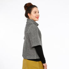 Laden Sie das Bild in den Galerie-Viewer, FRAU DÖRTE • Rollkragenpullover mit kurzen, weiten Ärmeln,  e-book