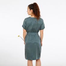 Laden Sie das Bild in den Galerie-Viewer, FRAU VIKKI • lockeres Kleid mit V-Ausschnitt, e-book