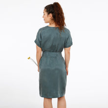 Laden Sie das Bild in den Galerie-Viewer, FRAU VIKKI • lockeres Kleid mit V-Ausschnitt, e-book