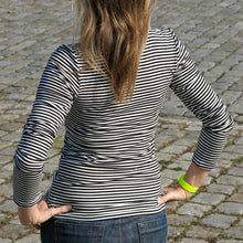 Laden Sie das Bild in den Galerie-Viewer, FRAU LIESE • Shirt in Wickeloptik,  e-book