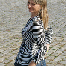 Laden Sie das Bild in den Galerie-Viewer, FRAU LIESE • Shirt in Wickeloptik,  e-book