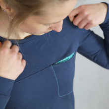 Laden Sie das Bild in den Galerie-Viewer, Sweater mit Brusttasche, FRAU BENTE, Papierschnitt