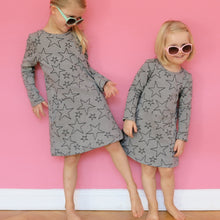 Laden Sie das Bild in den Galerie-Viewer, FANNIE • Sweatkleid, e-book