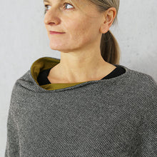 Laden Sie das Bild in den Galerie-Viewer, Wendeponcho, FRAU PENNY, Papierschnitt