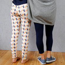 Laden Sie das Bild in den Galerie-Viewer, FRAU RIEKE • Leggings,  e-book