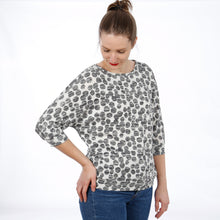 Laden Sie das Bild in den Galerie-Viewer, Shirt mit Fledermausärmeln und Saumbündchen, FRAU SILVIE, Papierschnitt